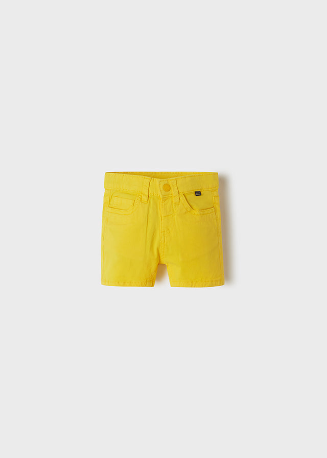 Pantalón corto para Niño en color amarillo con cinturón azul marino